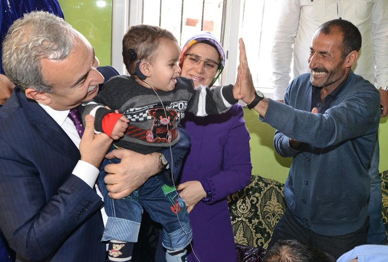 İşitme cihazı çalınan çocuk yeniden duymaya başladı